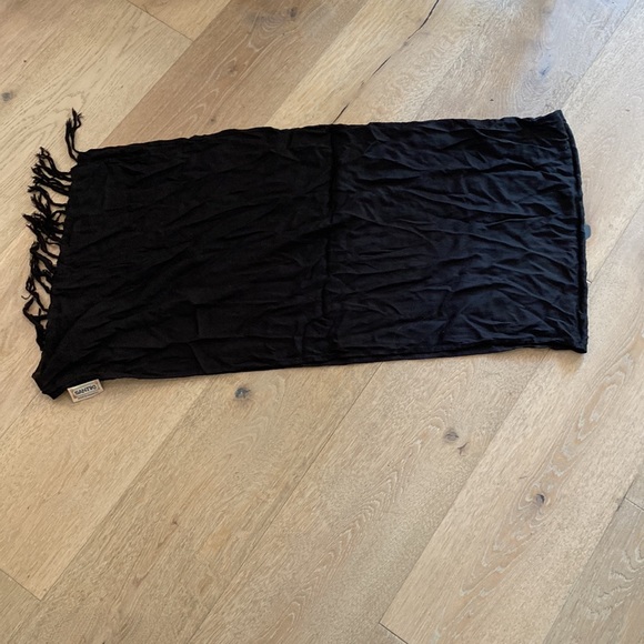 Santiki Short Sarong in Black - Picture 4 of 4